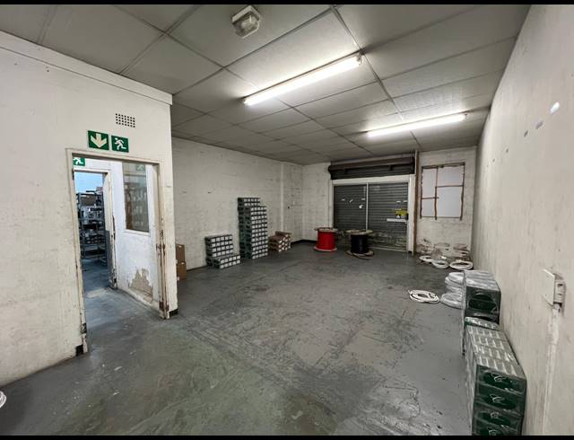 1,299M² WAREHOUSE TO LET IN FERNDALE
